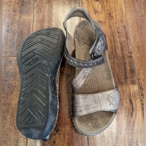 Taos women's sandals size 8